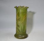 VASE en verre à décor émaillé d'iris
Circa 1900
H.: 25.5 cm