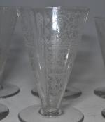 BACCARAT
Service de verres en cristal gravé, de forme conique, comprenant:
-...