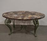 ANNEES 1940-50
Table basse de forme ovale, le piètement en fer...