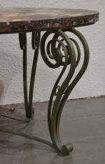 ANNEES 1940-50
Table basse de forme ovale, le piètement en fer...
