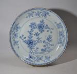 CHINE
Grand plat rond en porcelaine à décor en camaïeu bleu...