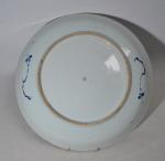 CHINE
Grand plat rond en porcelaine à décor en camaïeu bleu...