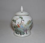 CHINE
Pot couvert en porcelaine à décor polychrome de personnages et...