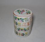 CHINE
Boite couverte à trois cases en porcelaine, à décor polychrome
H.:...
