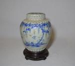 CHINE
Pot couvert en porcelaine à décor en camaïeu bleu et...