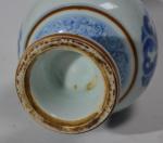 CHINE 
Vase soliflore en porcelaine à décor bleu blanc et...