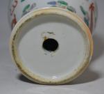 CHINE
Vase en porcelaine de forme balustre à décor polychrome de...