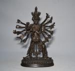 CHINE
Sujet en bronze figurant une divinité enlacée
H.: 31.5 cm l.:...