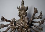 CHINE
Sujet en bronze figurant une divinité enlacée
H.: 31.5 cm l.:...