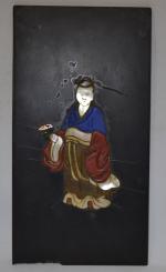 JAPON
Plaque laquée noire incrustée de nacre à décor d'un personnage...