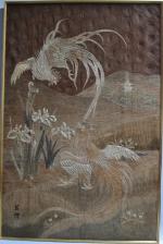 CHINE
Le combat de coqs
Panneau tissé, signé
176 x 117 cm
