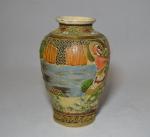 JAPON Satsuma
Vase de forme balustre à décor de personnages dans...