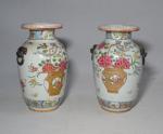 CHINE
Paire de vases en porcelaine à décor polychrome et or,...