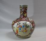 CHINE
Important vase à large panse et col ressé, à décor...
