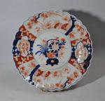 JAPON
Plat rond en porcelaine à décor Imari
D.: 30.5 cm