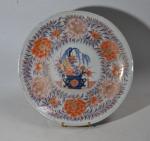 JAPON
Plat rond en porcelaine à décor Imari
D.: 34 cm (légers...