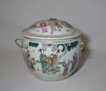 CHINE
Pot couvert en porcelaine à décor polychrome et or de...