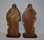 Deux SUJETS en bois sculpté, peint et doré représentant deux...