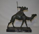 DULANE (XXème)
Le méhariste
Bronze orientaliste à patine brun-vert, reposant sur un...