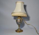 LAMPE en bronze cloisonné et émaux polychromes
H.: 22 cm (électrifiée)