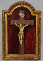 CRUCIFIX avec Christ en ivoire sculpté surmonté du titulus
Fin XIXème...