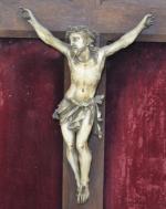 CRUCIFIX avec Christ en ivoire sculpté surmonté du titulus
Fin XIXème...