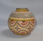 HENRIOT Quimper
Vase boule en faïence à décor géométrique
H.: 27 cm