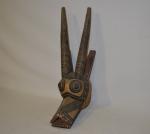 Charmant et ancien petit masque d'antilope bicolore en bois dur....