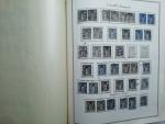 Dans un classeur Thiaude, collection de timbres au type Sage...