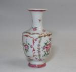 CHINE Compagnie des Indes
Vase balustre en porcelaine à décor famille...