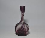 GALLE
Vase soliflore en verre multicouche à décor floral violet dégagé...