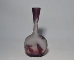 GALLE
Vase soliflore en verre multicouche à décor floral violet dégagé...