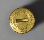 HERMES
Briquet en métal doré, signé
H.: 6.7 cm (dans son écrin...