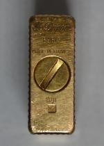S.T. DUPONT
Briquet en métal doré, signé
H.: 4.8 cm (légères usures)