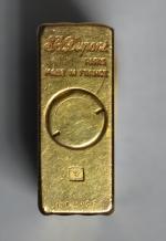 S.T. DUPONT
Briquet en métal doré et laque, signé
H.: 5.9 cm
