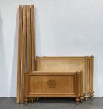Jules LELEU (1883-1961)
Paire de lits jumeaux en bois naturel et...