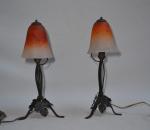 SCHNEIDER
Deux lampes en fer forgé, les tulipes en verre marmoréen,...