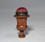 PIQUE AIGUILLES en bois tourné en forme de vase Medicis,...