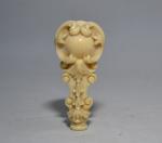 CACHET en ivoire sculpté
Fin XIXème
H.: 7.8 cm Poids: 32.8 gr...