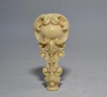 CACHET en ivoire sculpté
Fin XIXème
H.: 7.8 cm Poids: 32.8 gr...