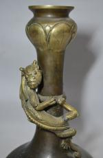 INDOCHINE
Vase en bronze patiné, un dragon enserrant le col
H.: 31.5...