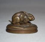 GROUPE en bronze figurant un lapin
H.: 4.5 cm L.: 7.5...