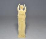 ETUI A AIGUILLES en ivoire sculpté figurant une femme drapée...