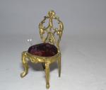 PORTE AIGUILLES figurant une chaise miniature en bronze
H.: 10.5 cm