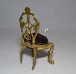 PORTE AIGUILLES figurant une chaise miniature en bronze
H.: 10.5 cm