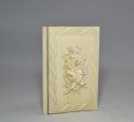 CARNET DE BAL recouvert de deux plaques d'ivoire sculpté de...