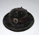 PORTE AIGUILLES figurant un chapeau breton
H.: 4 cm D.: 10.5...
