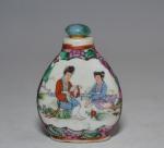 CHINE
Tabatière en porcelaine à décor de personnages
H.: 5.8 cm (on...