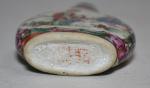 CHINE
Tabatière en porcelaine à décor de personnages
H.: 5.8 cm (on...