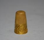 DE A COUDRE en or jaune (750/1000e), chiffré
H.: 2.6 cm...